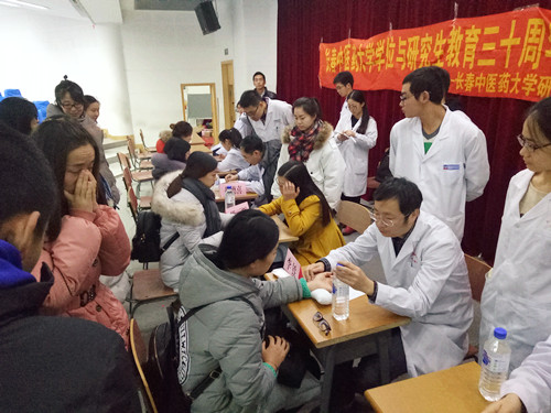 火爆的义诊场面