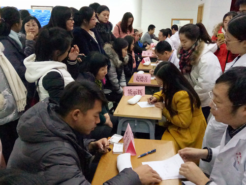 李铁教授在义诊中